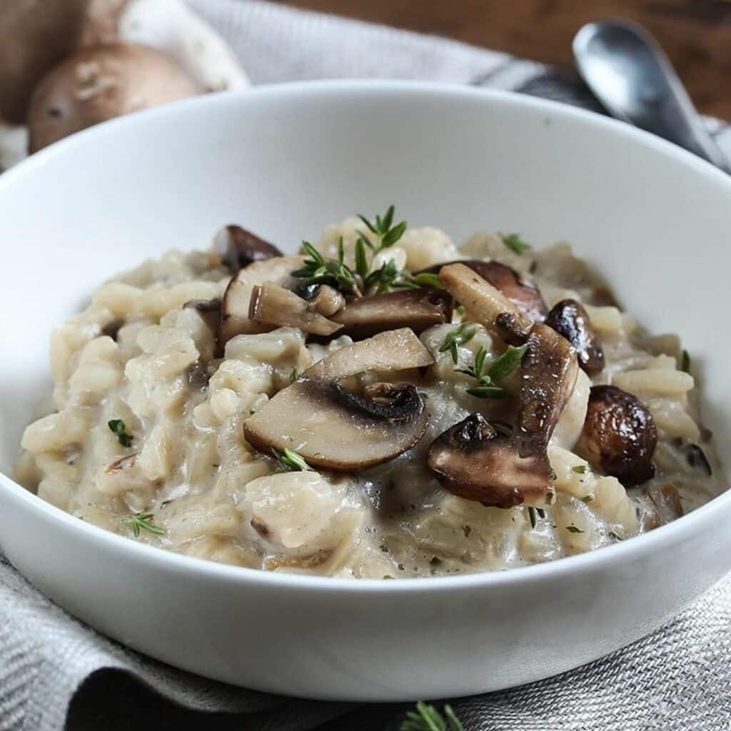 Risotto aux Champignons sans vin préparé pour régime végétarien ou halal