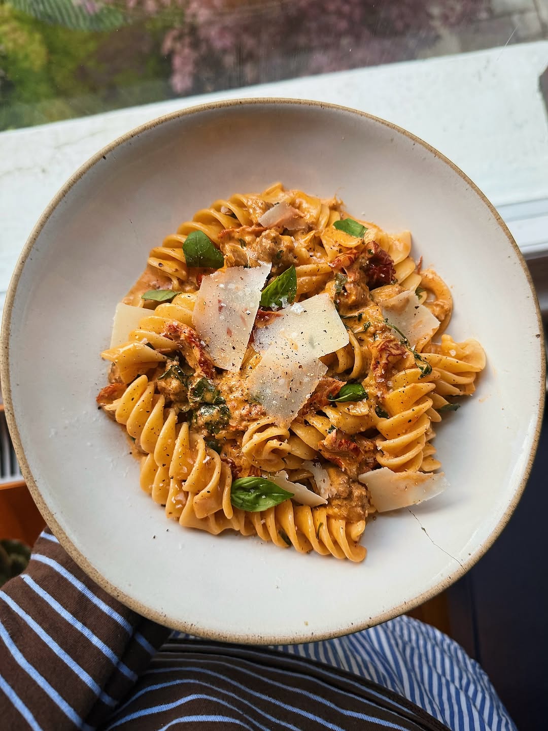 Pâtes crémeuses aux saucisses et tomates séchées recette facile
