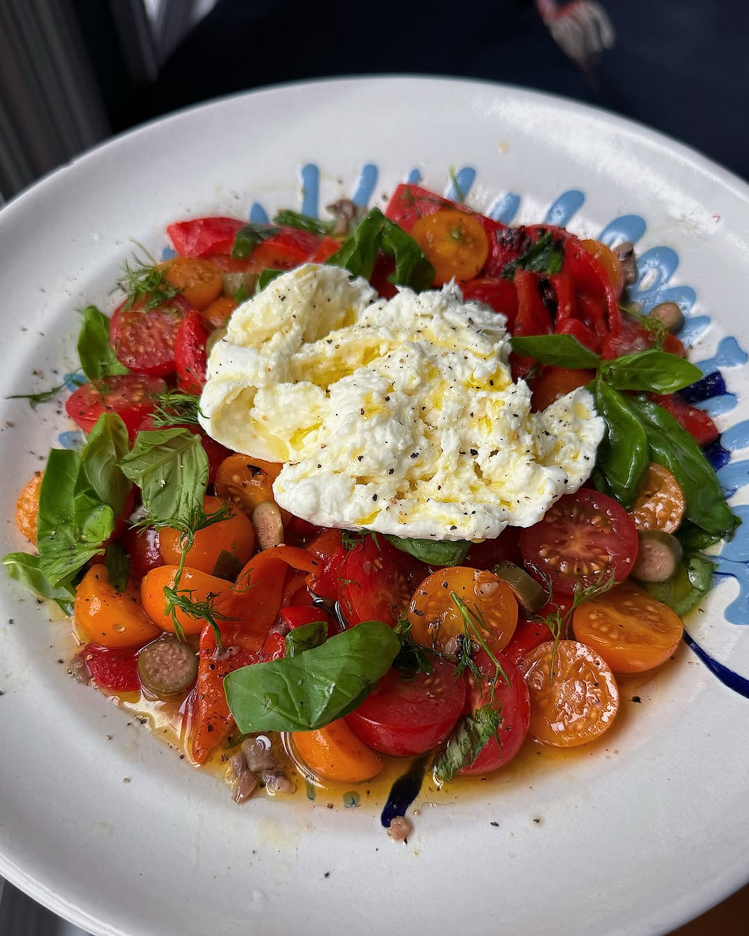 Salade de tomates à la burrata méditerranéenne - étapes de préparation